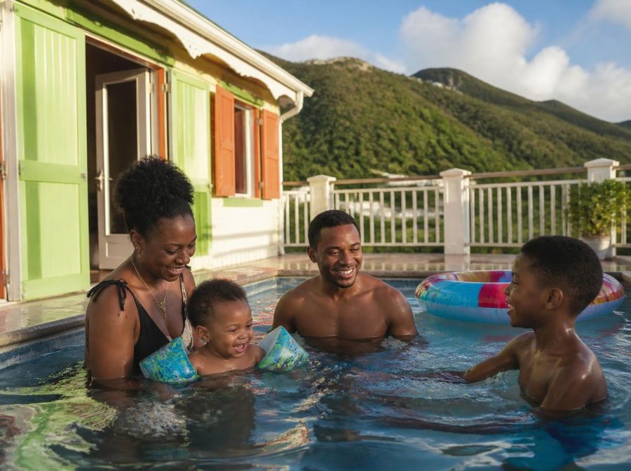 Famille qui joue dans une piscine privée en Martinique
